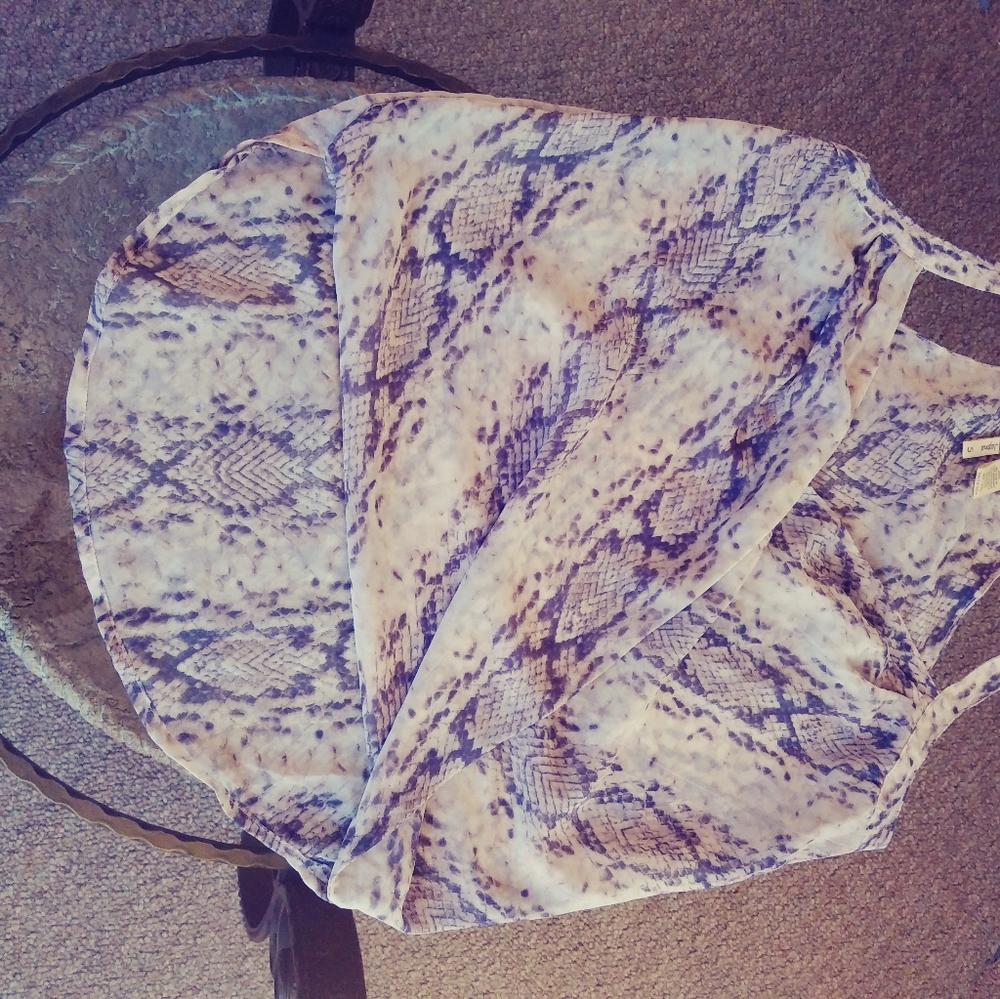 White and Gray Blouse, Small. Great Condition. - Picture 4 of 9